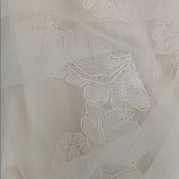 VERA WANG WEDDING DRESS -ADDITIONAL PHOTOS - Picture 2 of 7